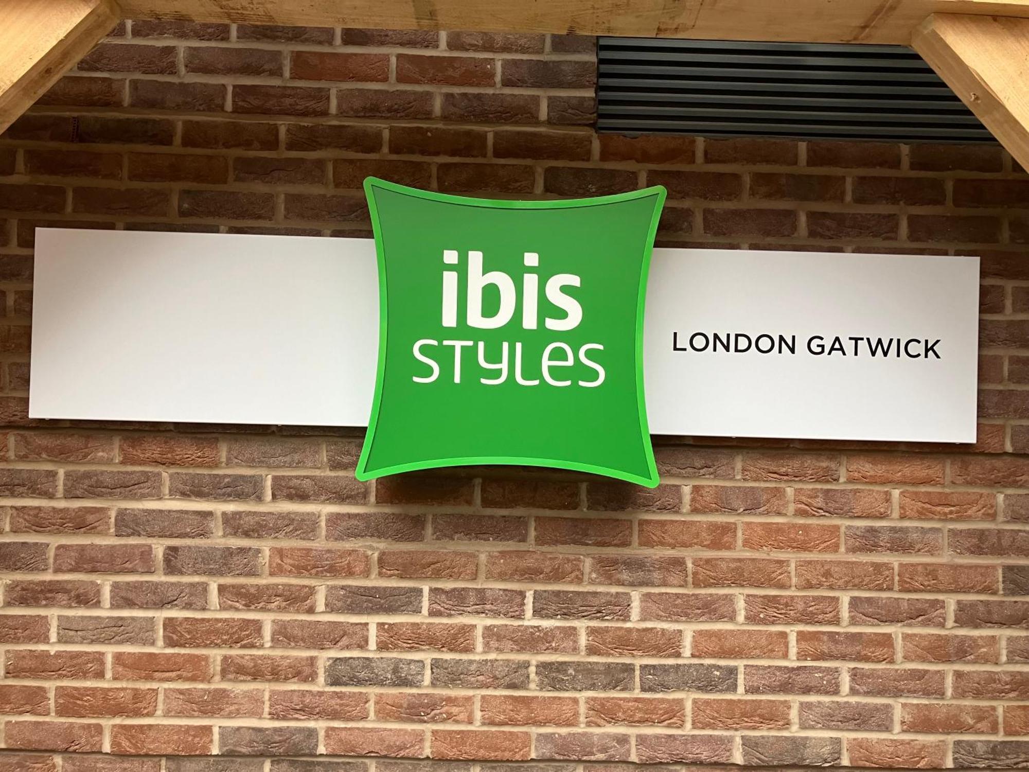 מלון קרואולי Ibis Styles London Gatwick Airport מראה חיצוני תמונה