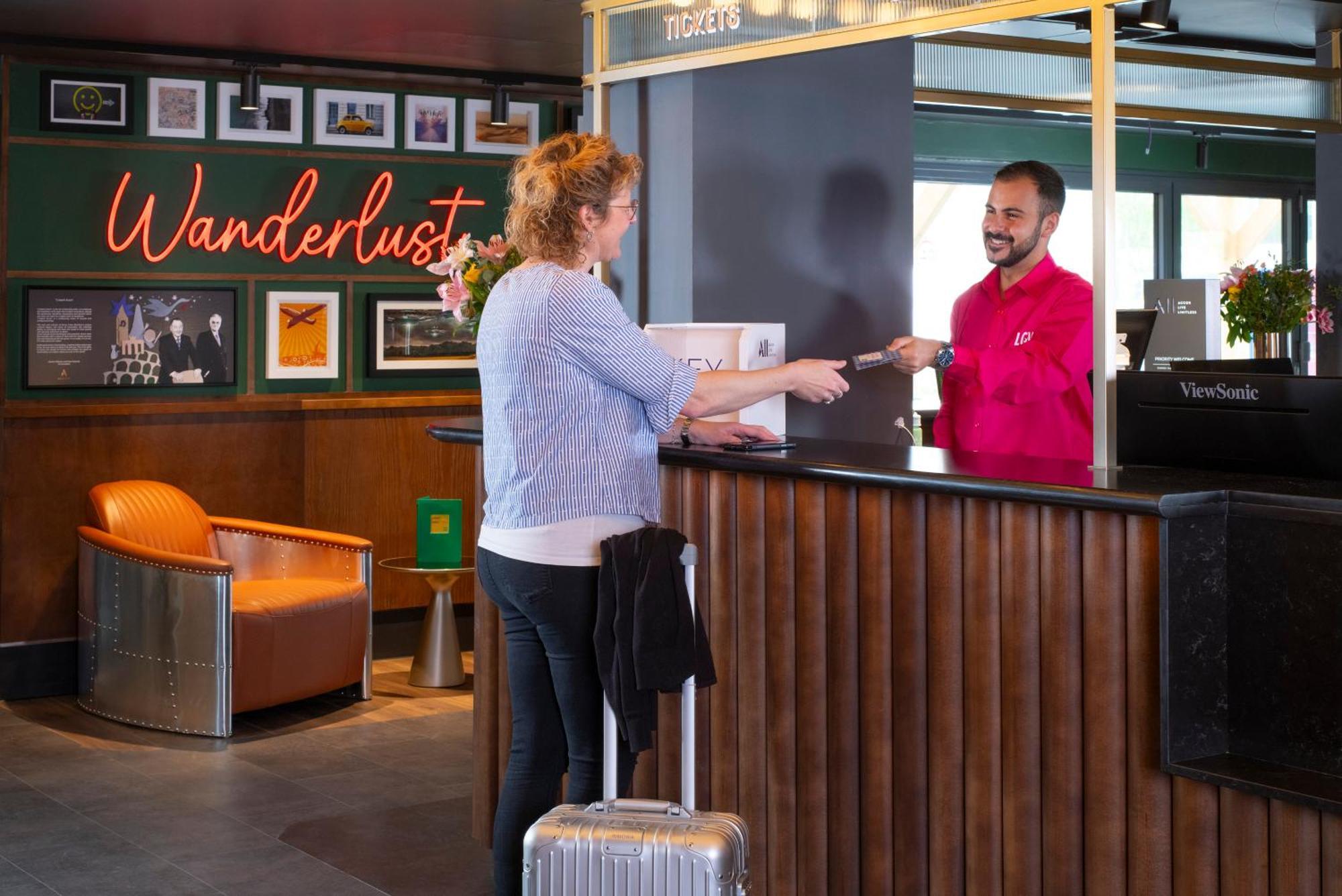 מלון קרואולי Ibis Styles London Gatwick Airport מראה חיצוני תמונה