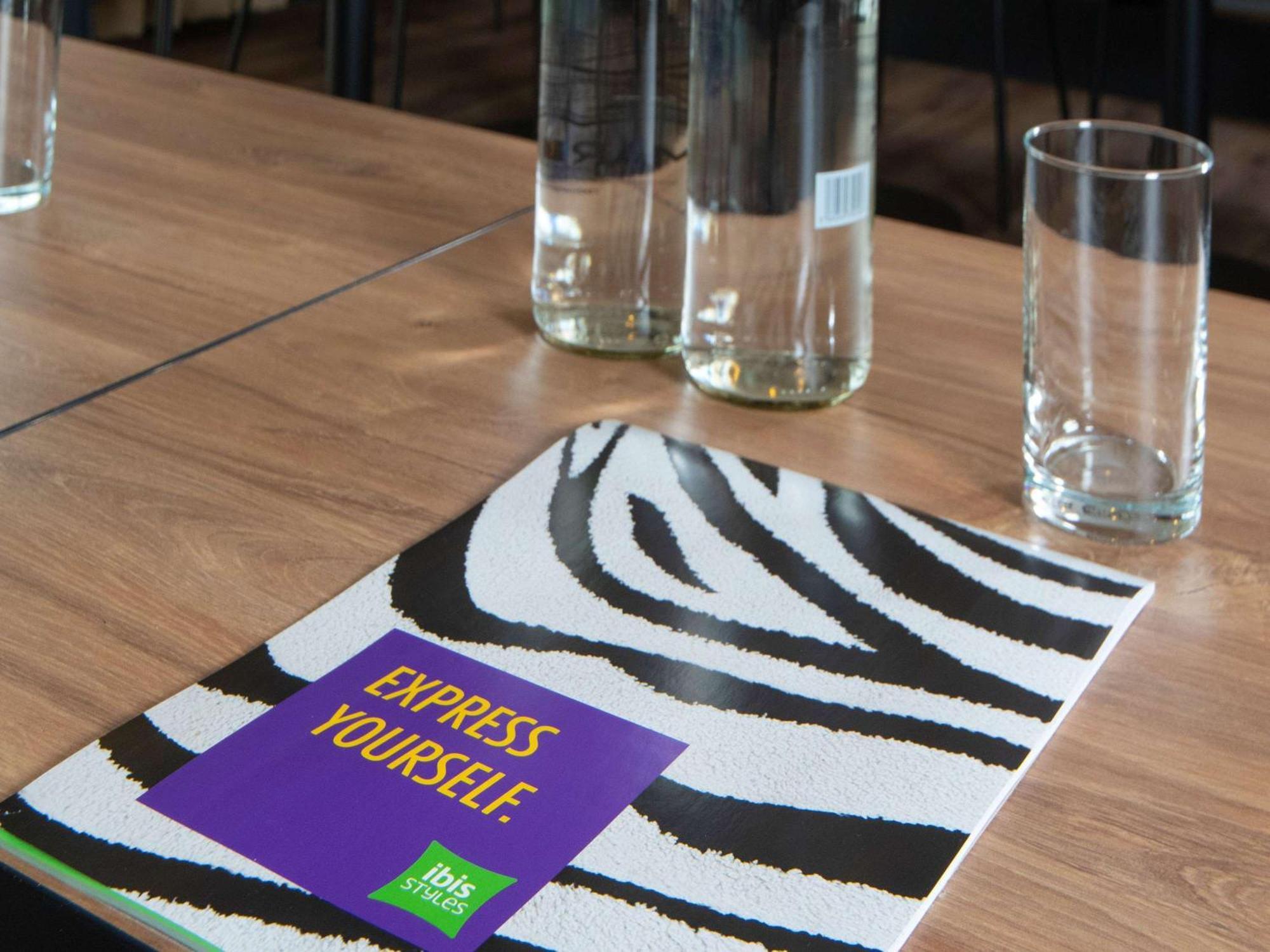 מלון קרואולי Ibis Styles London Gatwick Airport מראה חיצוני תמונה