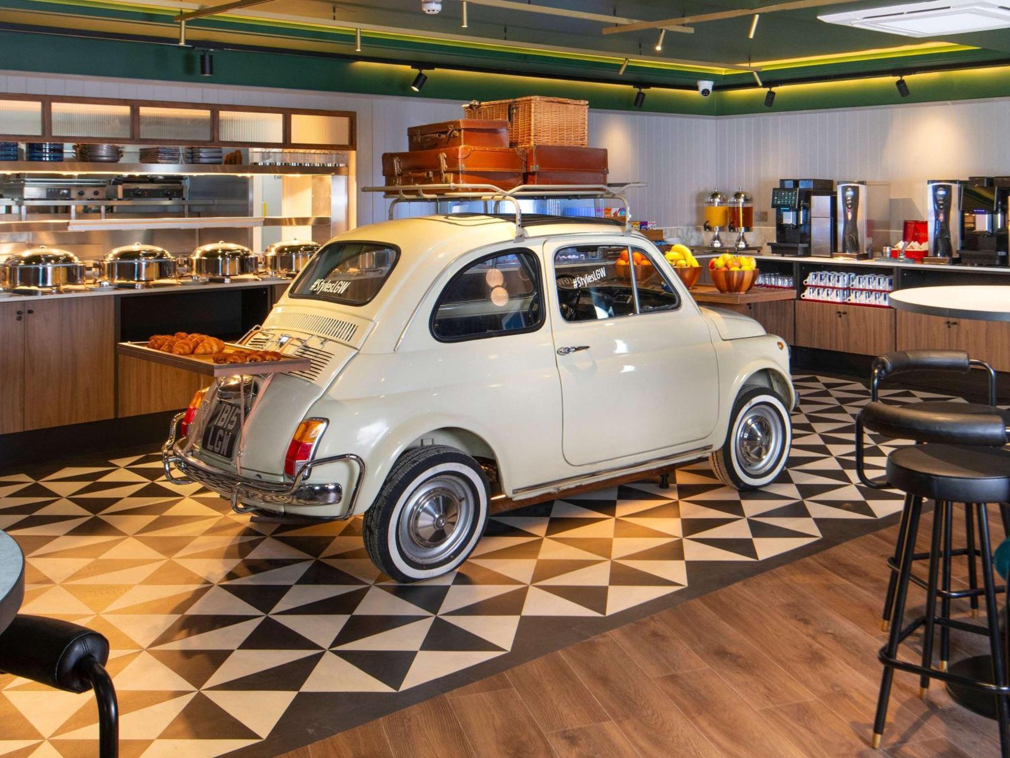 מלון קרואולי Ibis Styles London Gatwick Airport מראה חיצוני תמונה