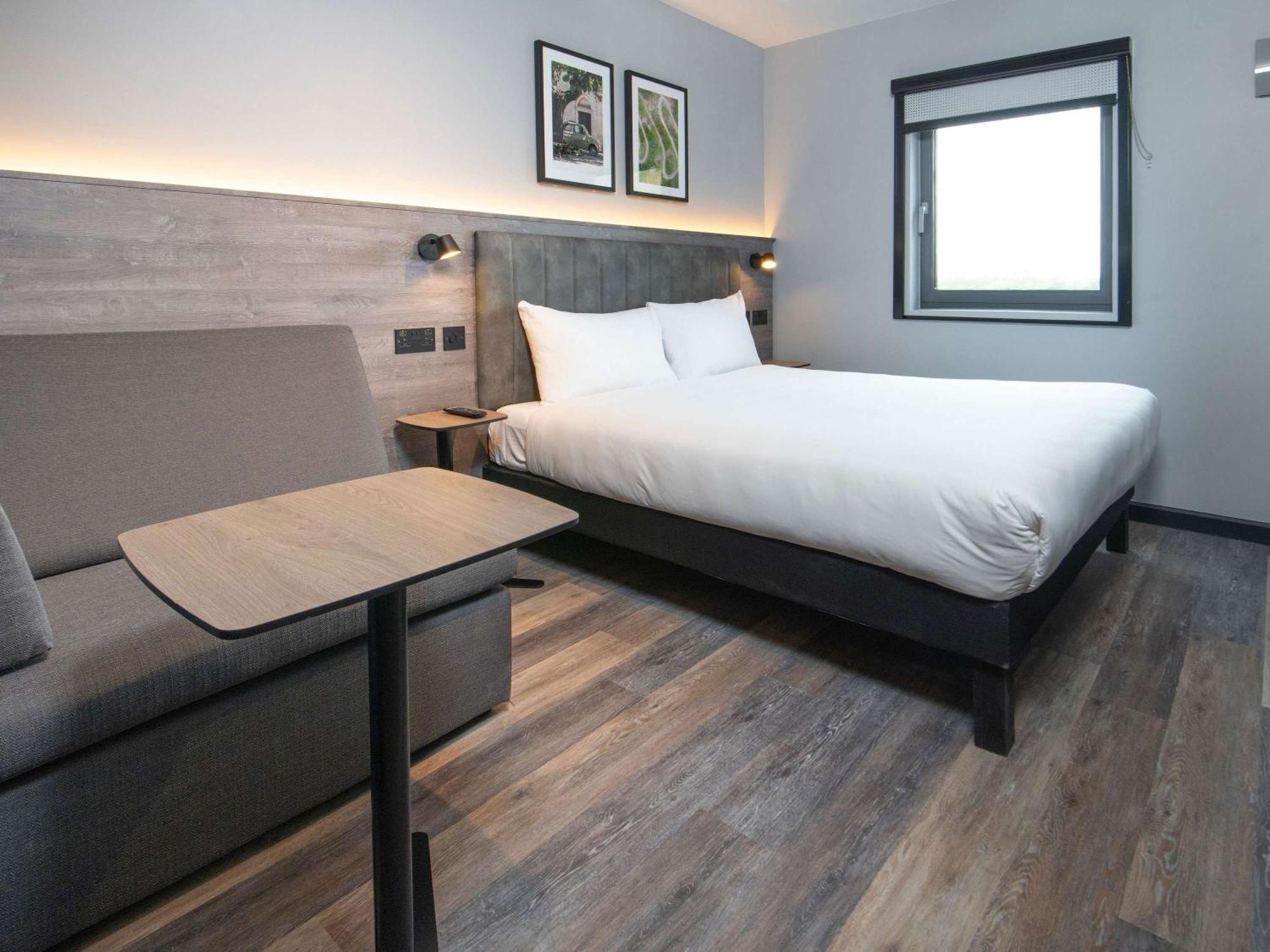 מלון קרואולי Ibis Styles London Gatwick Airport מראה חיצוני תמונה